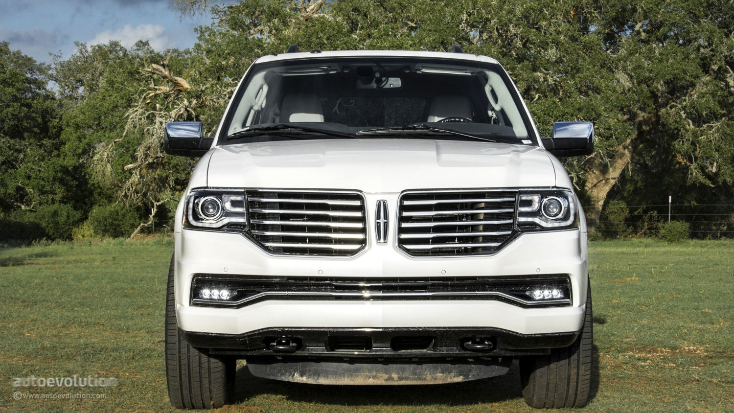 Comparison Lincoln Navigator SUV 2015 vs GMC Yukon XL Denali SUV